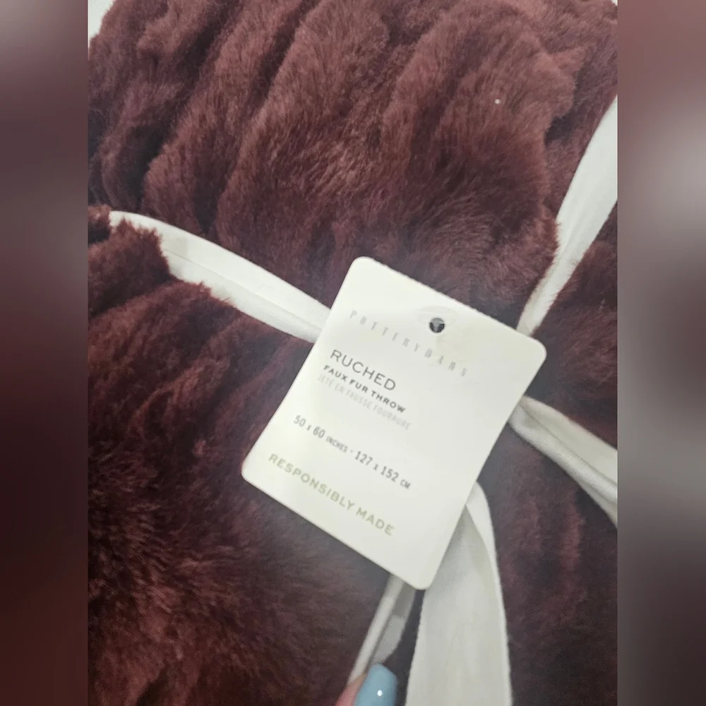 Pottery Barn Plush Faux Fur Throw in Burgundy - Picture 4 of 4